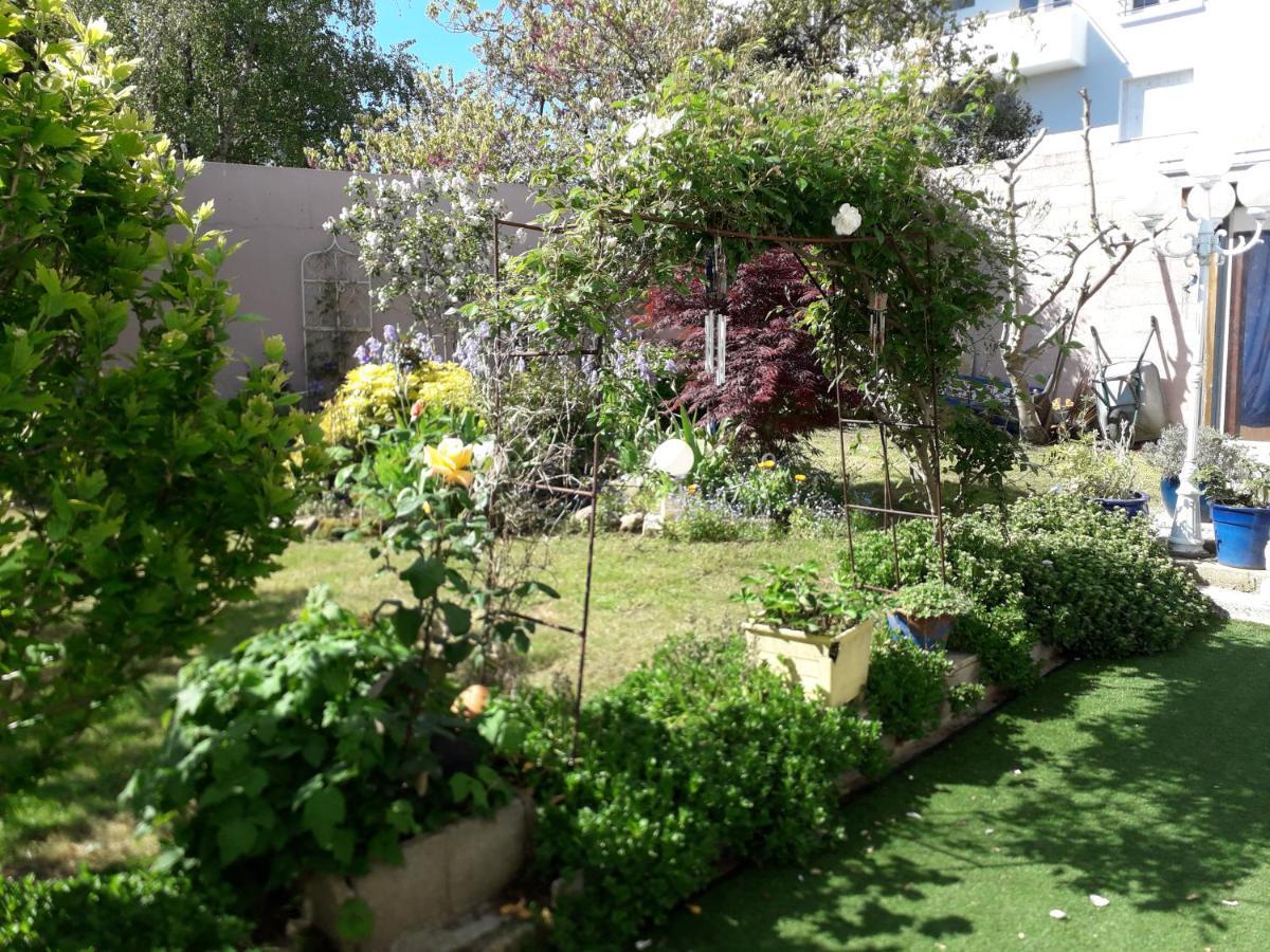 Le Jardin Fleuri Bed & Breakfast Saint-Nazaire  Exterior photo